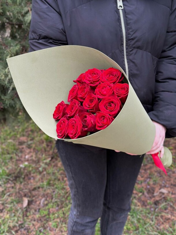 15 красных роз в стильной упаковке, артикул F1421759 - 3818 рублей, доставка по городу. Flawery - доставка цветов