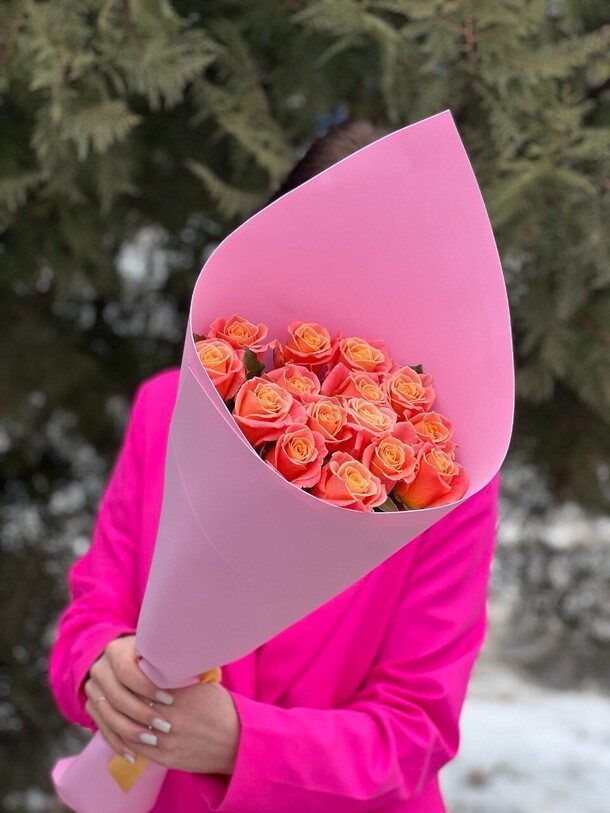 15 персиковых роз в стильной упаковке, артикул F1421763 - 3818 рублей, доставка по городу. Flawery - доставка цветов