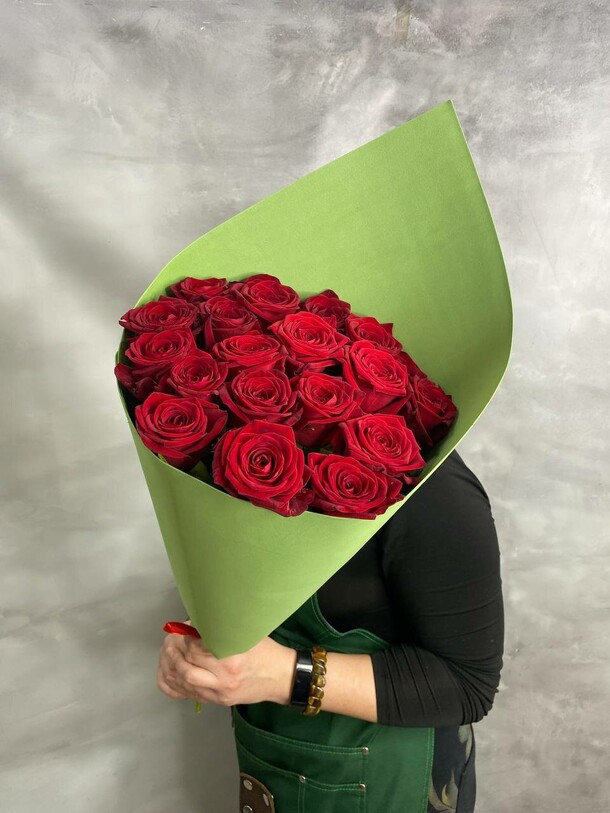 Букет из 19 красных роз, артикул F1422906 - 4364 рублей, доставка по городу. Flawery - доставка цветов