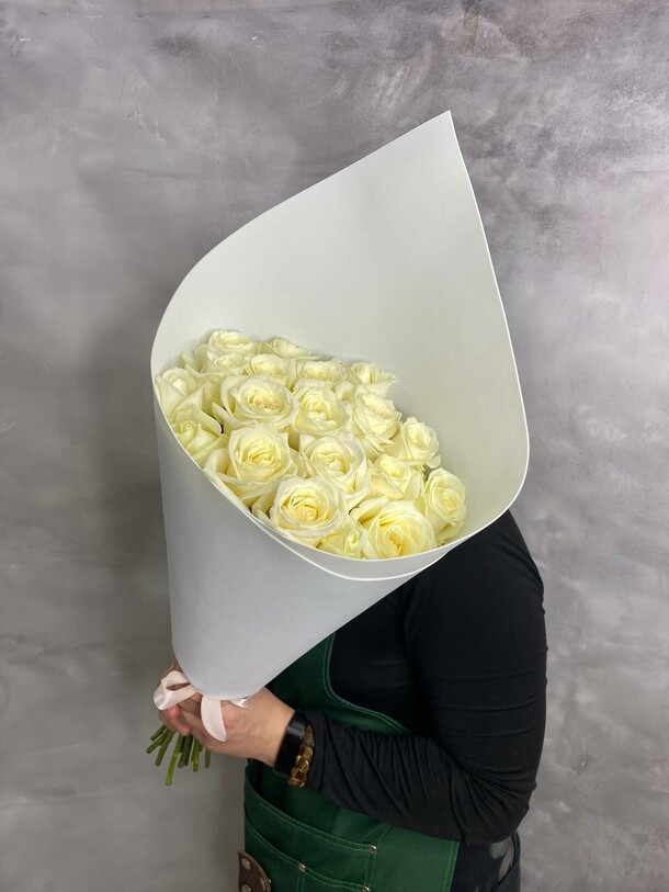 Букет из 19 белых роз, артикул F1422908 - 4364 рублей, доставка по городу. Flawery - доставка цветов