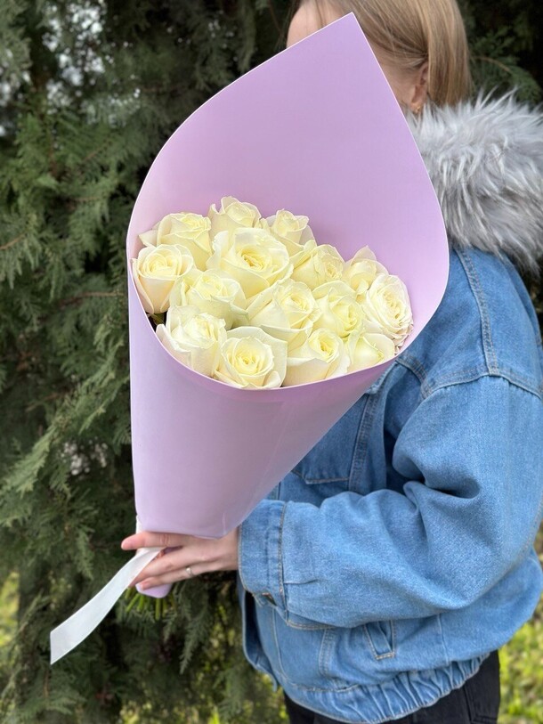 15 белых роз в стильной упаковке, артикул F1422911 - 3455 рублей, доставка по городу. Flawery - доставка цветов