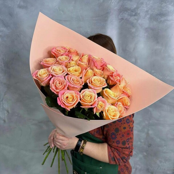 Букет из 31 персиковой розы, артикул F1422913 - 6909 рублей, доставка по городу. Flawery - доставка цветов
