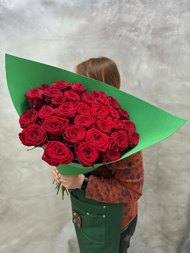 Букет из 31  красной розы, артикул F1422914 - 6909 рублей, доставка по городу. Flawery - доставка цветов