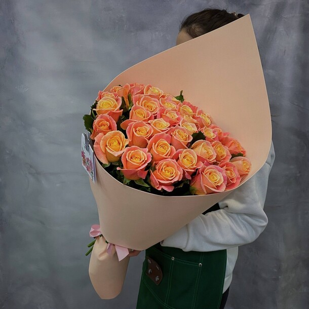 Букет из 35 персиковых роз, артикул F1422920 - 7818 рублей, доставка по городу. Flawery - доставка цветов