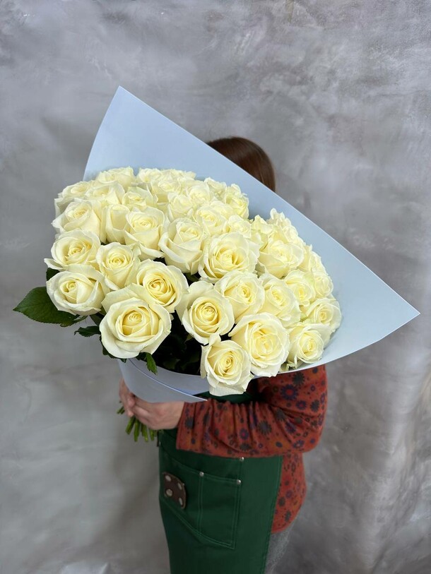 Букет из 41 белой розы, артикул F1422923 - 9000 рублей, доставка по городу. Flawery - доставка цветов