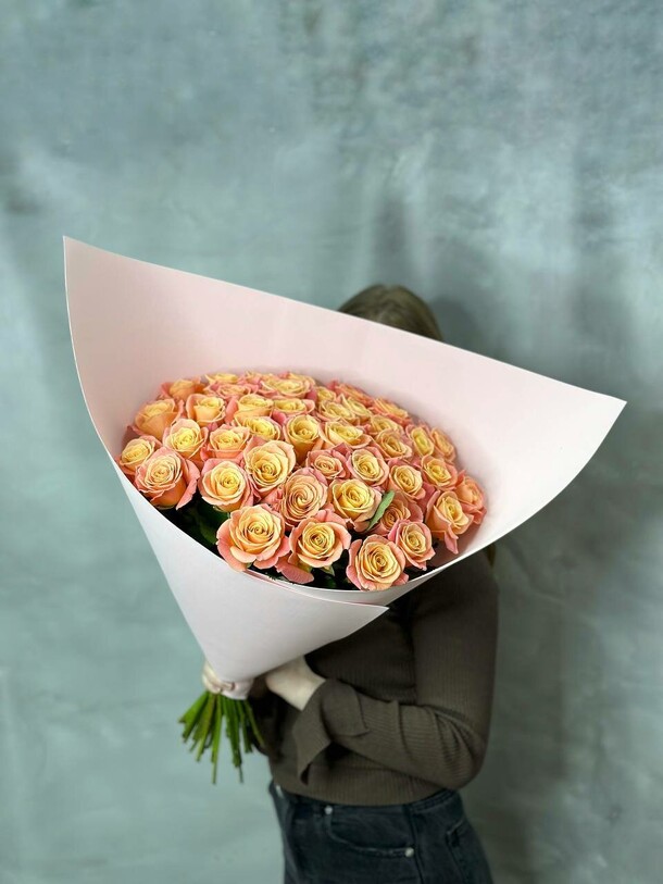 Букет из 41 персиковой розы, артикул F1422925 - 9000 рублей, доставка по городу. Flawery - доставка цветов