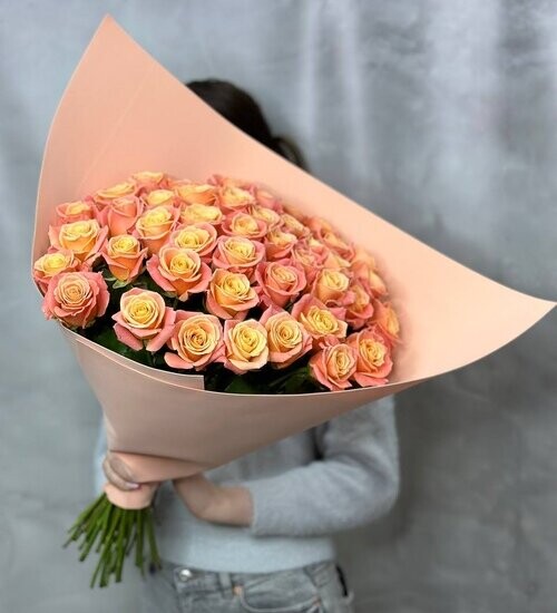 Букет из 45 персиковых роз, артикул F1422927 - 9818 рублей, доставка по городу. Flawery - доставка цветов