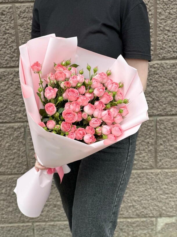 Букет из 15 розовых кустовых роз, артикул F1422960 - 5455 рублей, доставка по городу. Flawery - доставка цветов