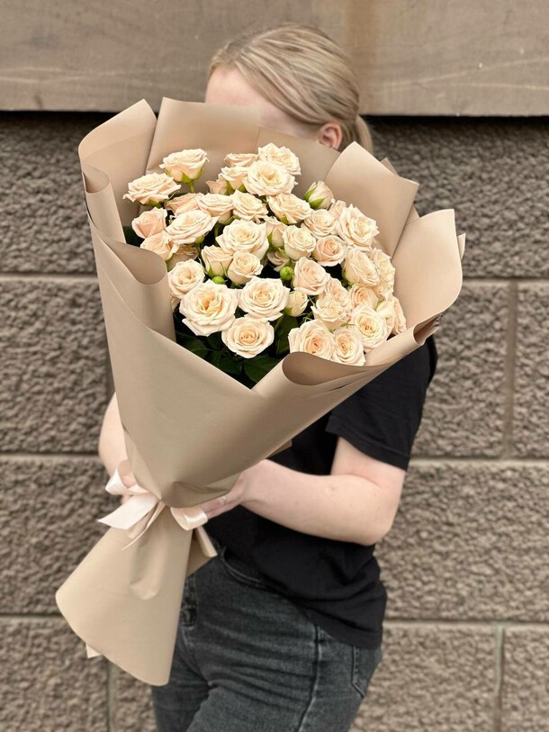 Букет из 15 кустовых кремовых роз, артикул F1422962 - 5455 рублей, доставка по городу. Flawery - доставка цветов