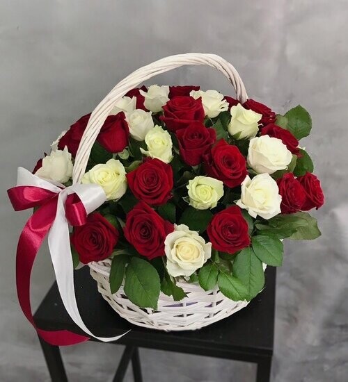 Корзина из 51 розы микс, артикул F1422997 - 13000 рублей, доставка по городу. Flawery - доставка цветов