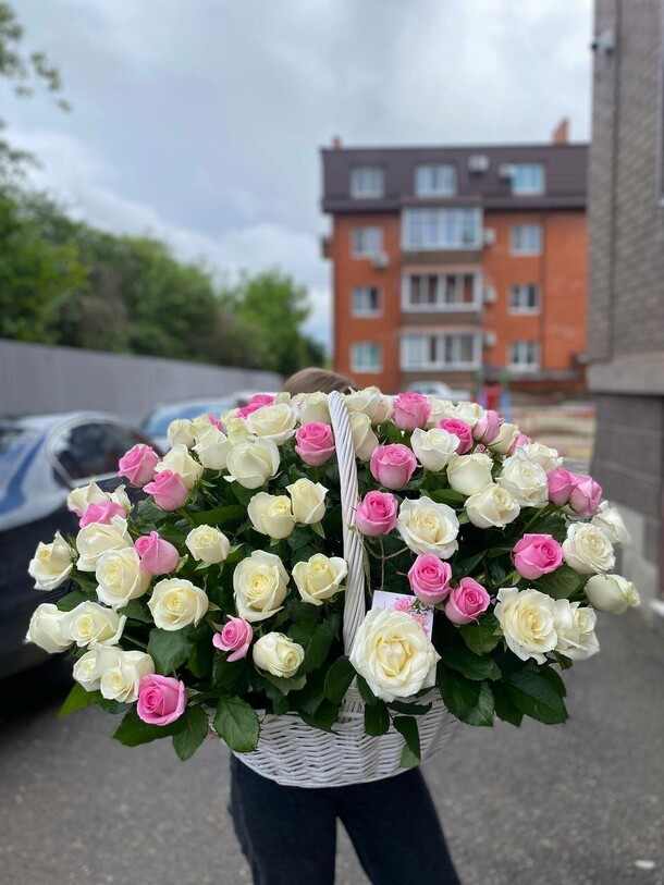 Корзина из 101 розы микс, артикул F1422998 - 25091 рублей, доставка по городу. Flawery - доставка цветов