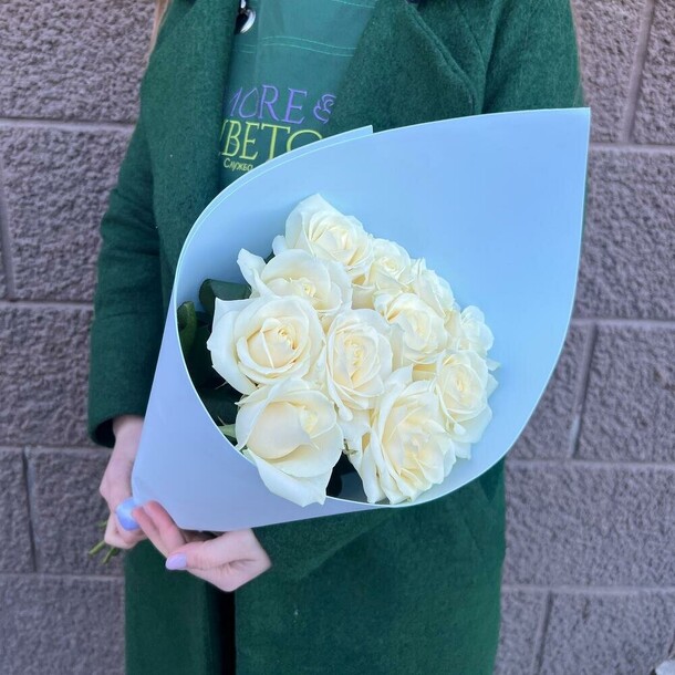 Букет из 11 белых роз, артикул F1436126 - 3000 рублей, доставка по городу. Flawery - доставка цветов