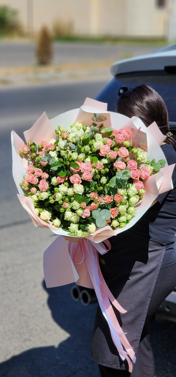 Воздушный букет из кустовых роз, артикул F1420652 - 13223 рублей, доставка по городу. Flawery - доставка цветов