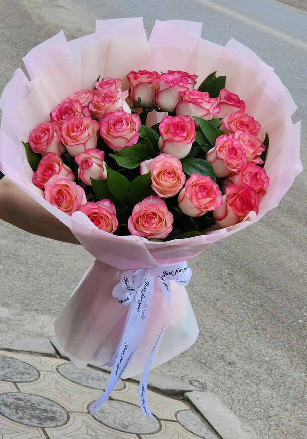 Букет из 25 роз, артикул F1420689 - 8677 рублей, доставка по городу. Flawery - доставка цветов