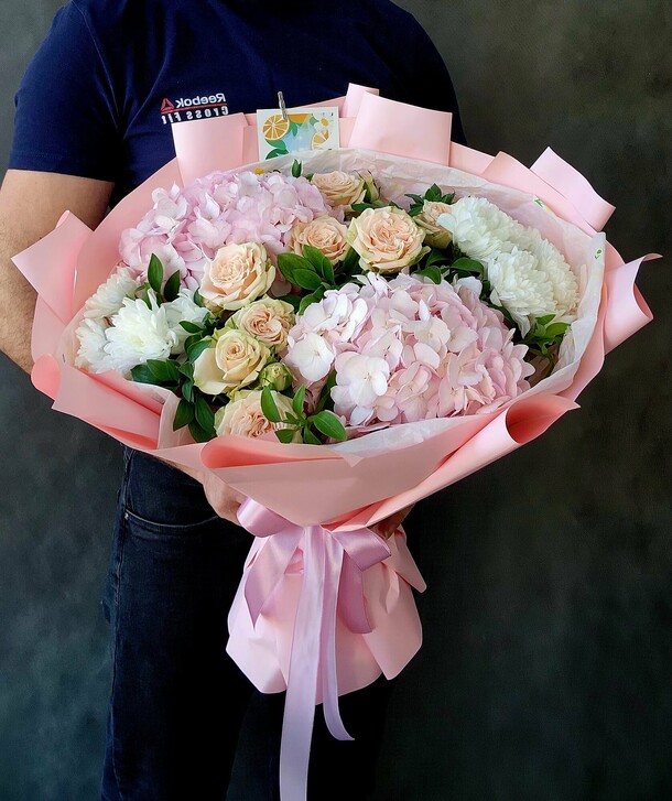 Нежный букет с гортензией, артикул F1420741 - 5206 рублей, доставка по городу. Flawery - доставка цветов