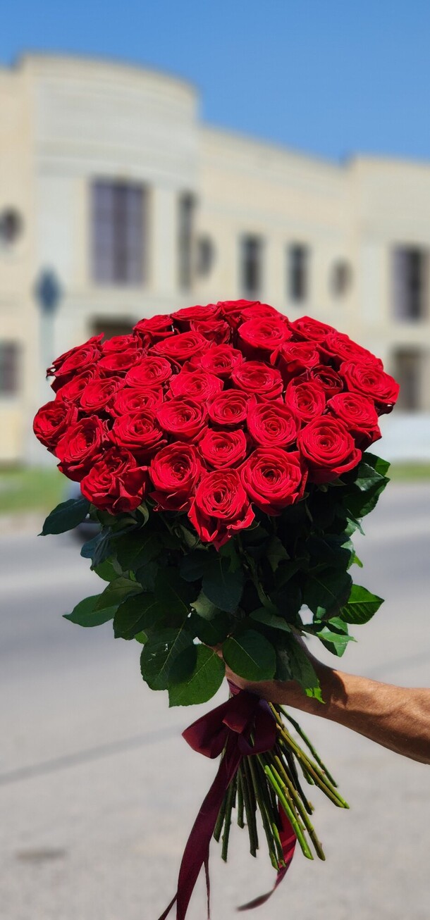 Букет 35 красных роз, артикул F1420782 - 9917 рублей, доставка по городу. Flawery - доставка цветов