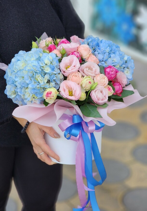 Цветы в коробке, артикул F1420882 - 5206 рублей, доставка по городу. Flawery - доставка цветов