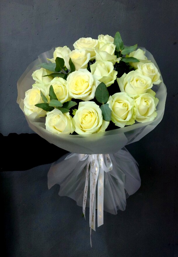 Белые розы, артикул F1422153 - 5206 рублей, доставка по городу. Flawery - доставка цветов