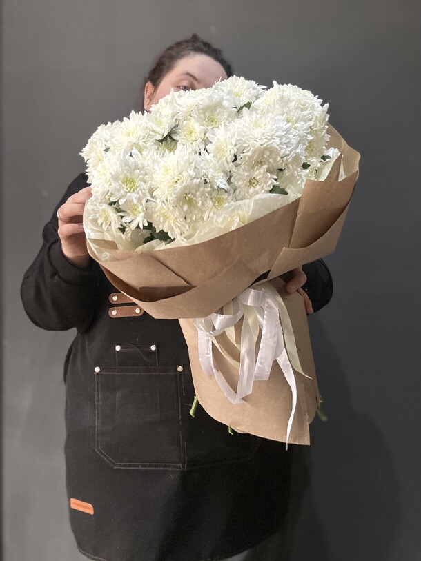 Букет из 9 хризантем, артикул F1534413 - 3500 рублей, доставка по городу. Flawery - доставка цветов