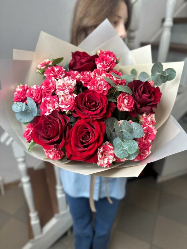 Букет  с красными розами, артикул F1493529 - 4545 рублей, доставка по городу. Flawery - доставка цветов