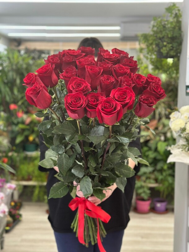 Букет "красная классика", артикул F1425670 - 16500 рублей, доставка по городу. Flawery - доставка цветов