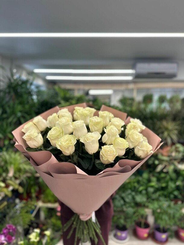 Букет белых роз, артикул F1425671 - 10700 рублей, доставка по городу. Flawery - доставка цветов