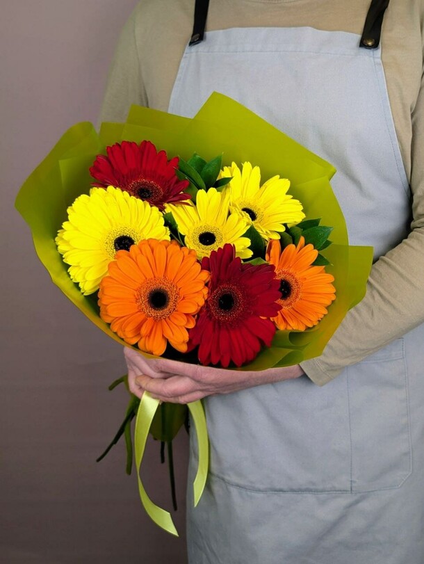 Букет из 7 разноцветных гербер, артикул F1416914 - 4983 рублей, доставка по городу. Flawery - доставка цветов