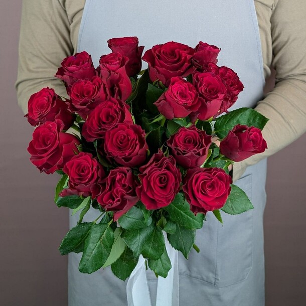 Букет из 19 красных роз, артикул F1417167 - 2490 рублей, доставка по городу. Flawery - доставка цветов