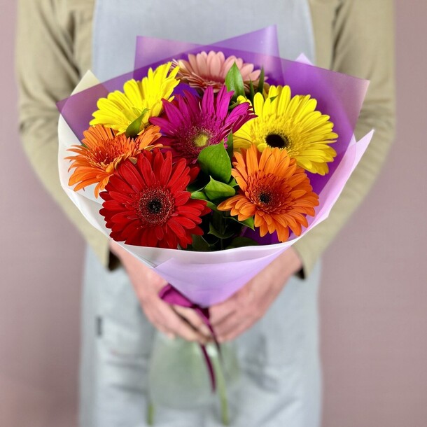 Букет из 7 ярких гербер, артикул F1423224 - 4983 рублей, доставка по городу. Flawery - доставка цветов
