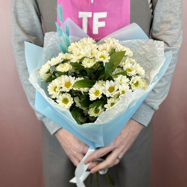 Монобукет из белой ромашковой хризантемы сантини в голубой упаковке, артикул F1424150 - 4150 рублей, доставка по городу. Flawery - доставка цветов