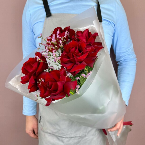 Элегантный букет из 5 французских бордовых роз с розовым лимониумом, артикул F1467165 - 2100 рублей, доставка по городу. Flawery - доставка цветов