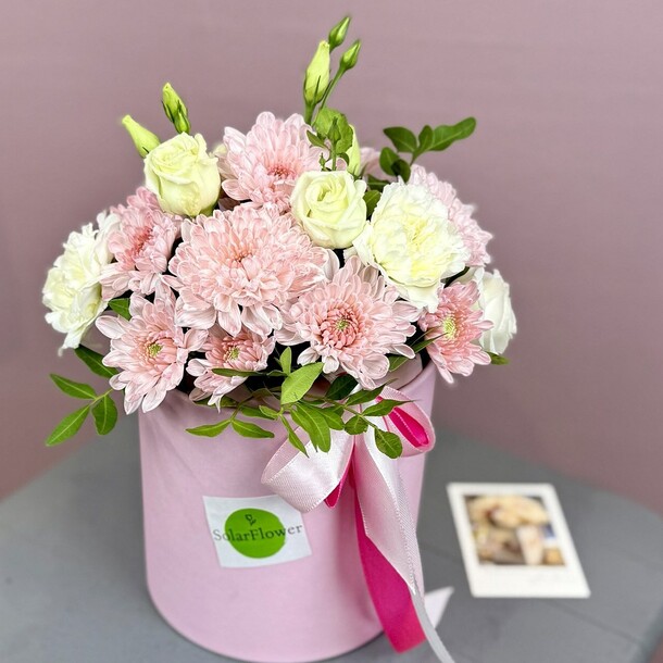 Нежная коробка с хризантемой, эустомой и диантусами. Акция!, артикул F1468565 - 1996 рублей, доставка по городу. Flawery - доставка цветов