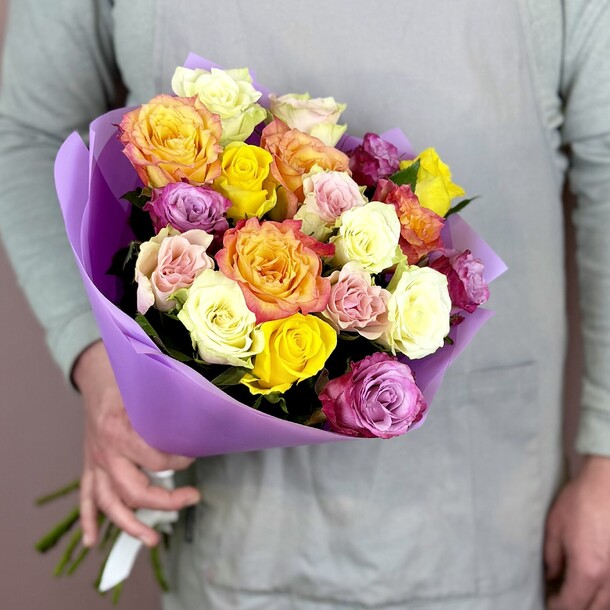 Букет из разноцветных роз, артикул F1528811 - 2490 рублей, доставка по городу. Flawery - доставка цветов