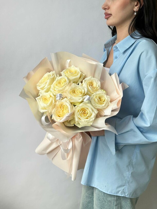 Букет «девять сливочных роз», артикул F1416968 - 4200 рублей, доставка по городу. Flawery - доставка цветов