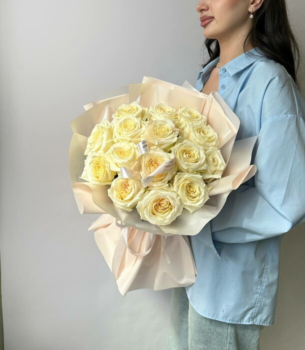 15 кремовых роз, артикул F1416976 - 6800 рублей, доставка по городу. Flawery - доставка цветов