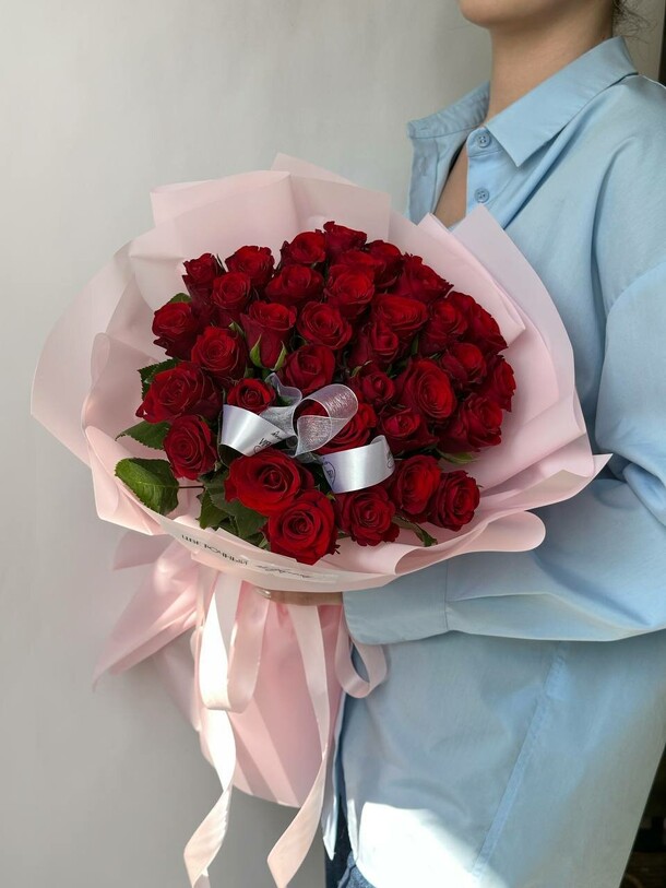 Букет из 35 роз, артикул F1512047 - 5300 рублей, доставка по городу. Flawery - доставка цветов