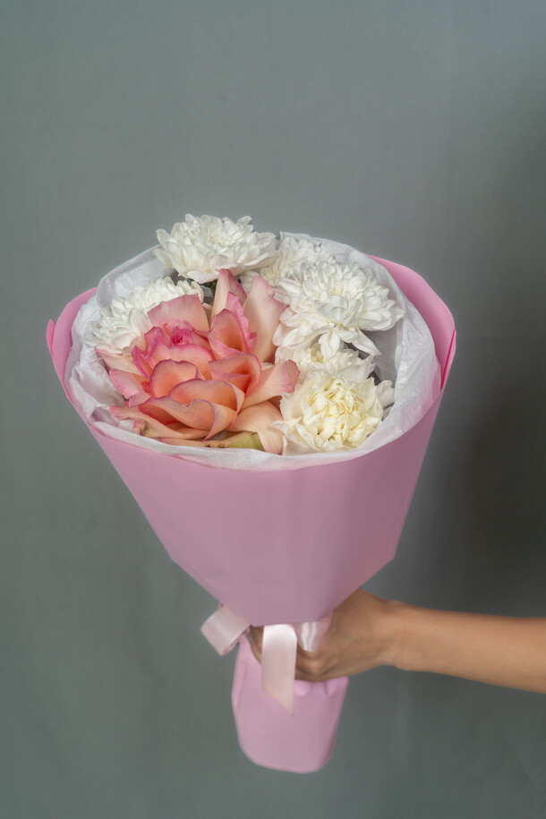 Букет комплимент " влюбленность ", артикул F1418606 - 2475 рублей, доставка по городу. Flawery - доставка цветов