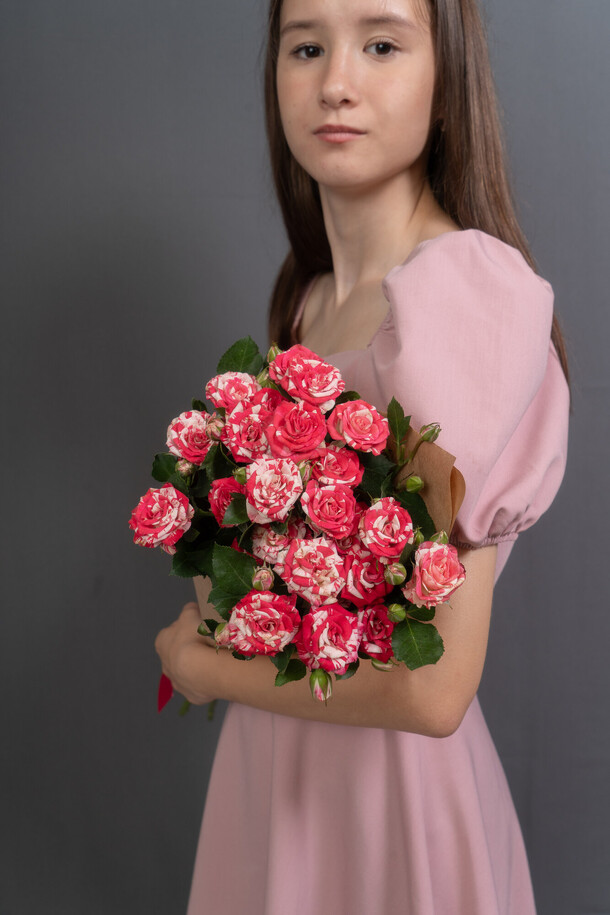 Букет комплимент из яркой кустовой розы, артикул F1426323 - 3045 рублей, доставка по городу. Flawery - доставка цветов