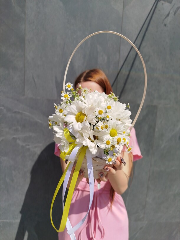 Композиция в корзине с ромашками, артикул F1436843 - 3205 рублей, доставка по городу. Flawery - доставка цветов