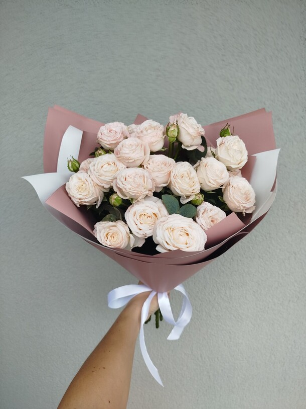 Букет из кустовых роз с эвкалиптом, артикул F1436851 - 5943 рублей, доставка по городу. Flawery - доставка цветов