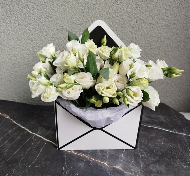 Конверт с лизиантусом, артикул F1447015 - 3044 рублей, доставка по городу. Flawery - доставка цветов