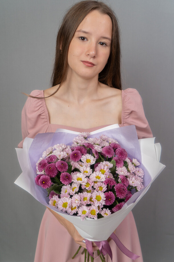 Букет из хризантемы и сантини 🩷, артикул F1453604 - 4085 рублей, доставка по городу. Flawery - доставка цветов