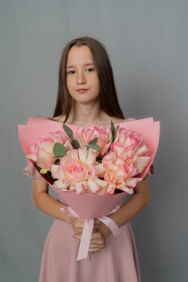 Букет из 5 французских роз и эвкалипта, артикул F1454264 - 4232 рублей, доставка по городу. Flawery - доставка цветов