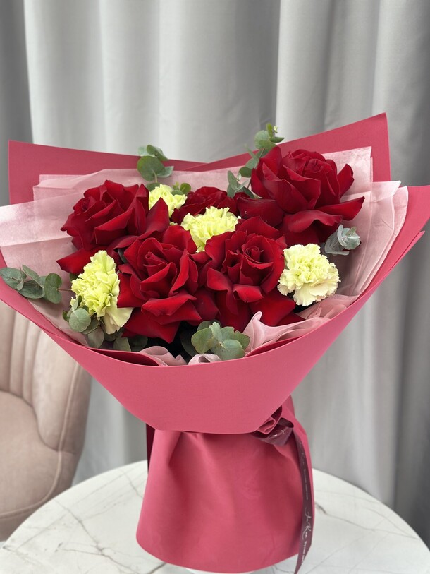 Букет из роз и диантусов, артикул F1417046 - 5800 рублей, доставка по городу. Flawery - доставка цветов