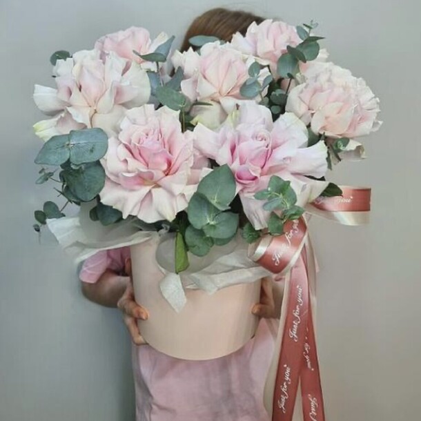 Французские розы в шляпной коробке, артикул F1419065 - 4500 рублей, доставка по городу. Flawery - доставка цветов