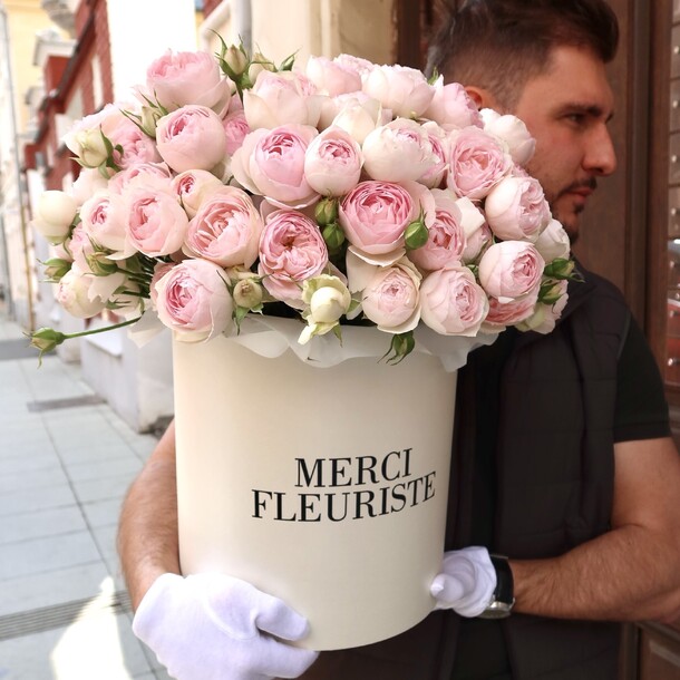 Пионовидные кустовые розы 31 шт в большой коробке, премиум букет, артикул F1418082 - 23300 рублей, доставка по городу. Flawery - доставка цветов