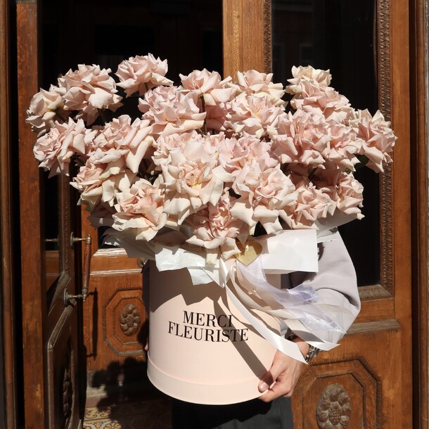 Пионовидные французские розы 51 шт. В большой коробке, премиум букет, артикул F1418084 - 39300 рублей, доставка по городу. Flawery - доставка цветов