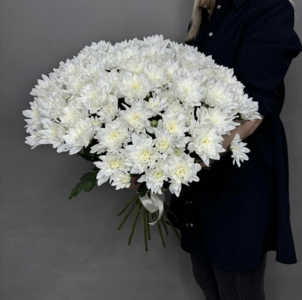 Букет из белых хризантем, артикул F1366562 - 7759 рублей, доставка по городу. Flawery - доставка цветов