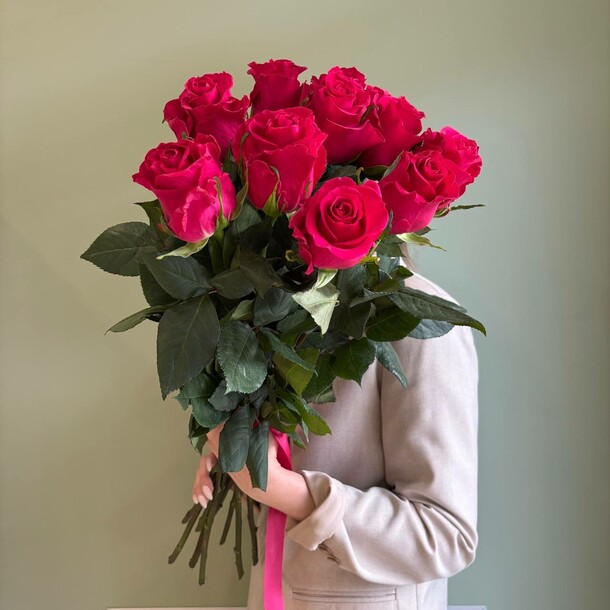 11 алых высоких роз, артикул F1366574 - 7570 рублей, доставка по городу. Flawery - доставка цветов