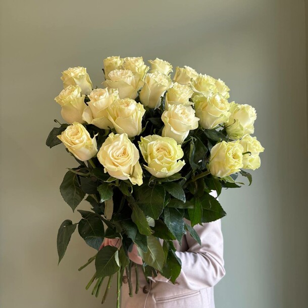 21 белая высокая роза, артикул F1366854 - 12562 рублей, доставка по городу. Flawery - доставка цветов